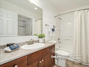 25025 SE Klahanie Blvd in Issaquah, WA - Foto de edificio - Building Photo