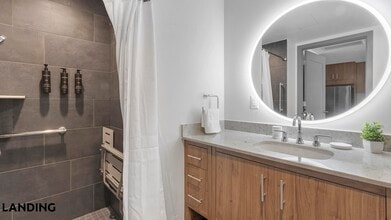 350 Maple Dr SW, Unit 1107 in Washington, DC - Foto de edificio - Building Photo