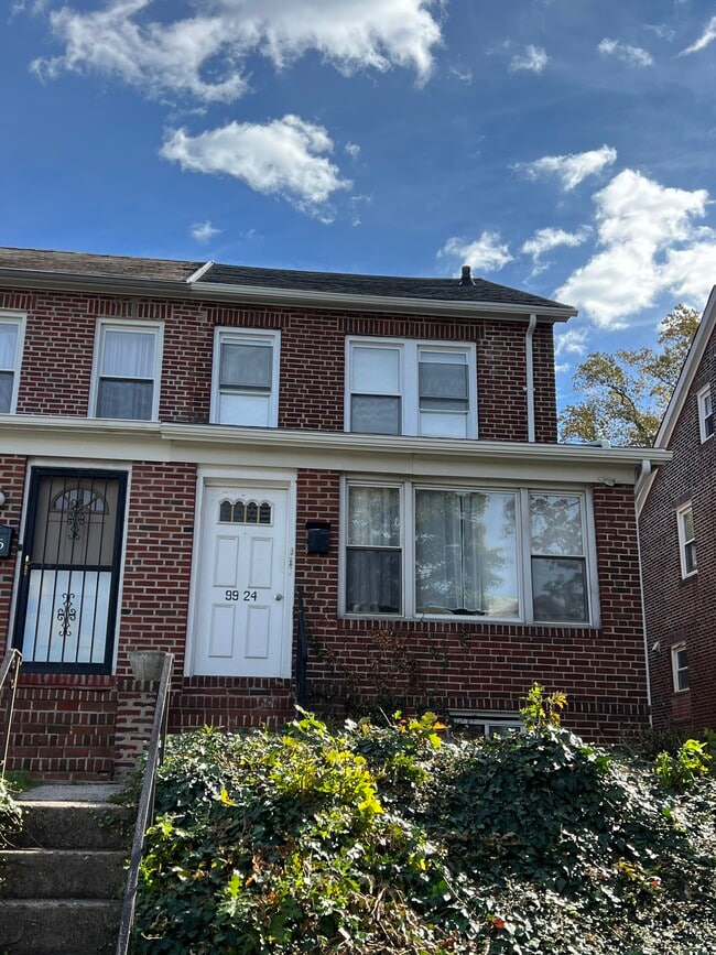 9924 Ascan Ave in Forest Hills, NY - Foto de edificio - Building Photo