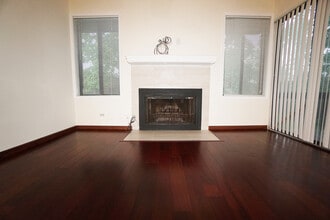 6237 Trinity Dr in Lisle, IL - Foto de edificio - Building Photo