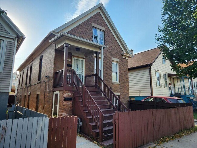 1941 S Winona Ln in Milwaukee, WI - Building Photo - Building Photo