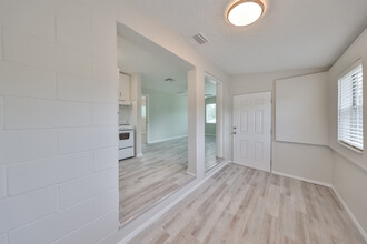 3900 52nd Ave N in St. Petersburg, FL - Foto de edificio - Building Photo