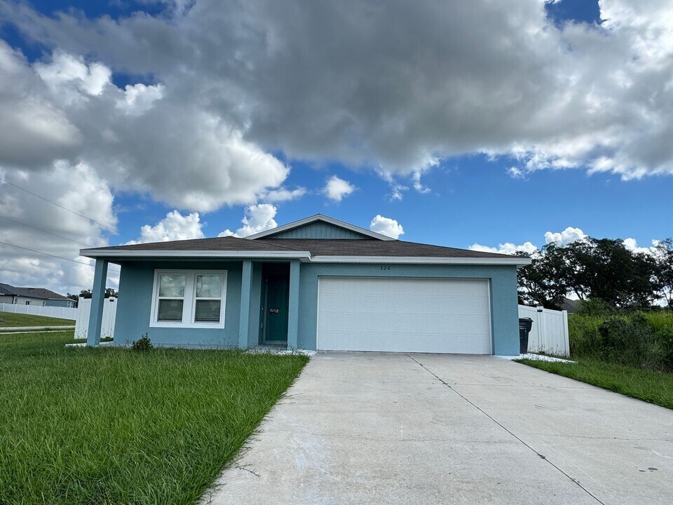 326 Huron Dr in Poinciana, FL - Foto de edificio