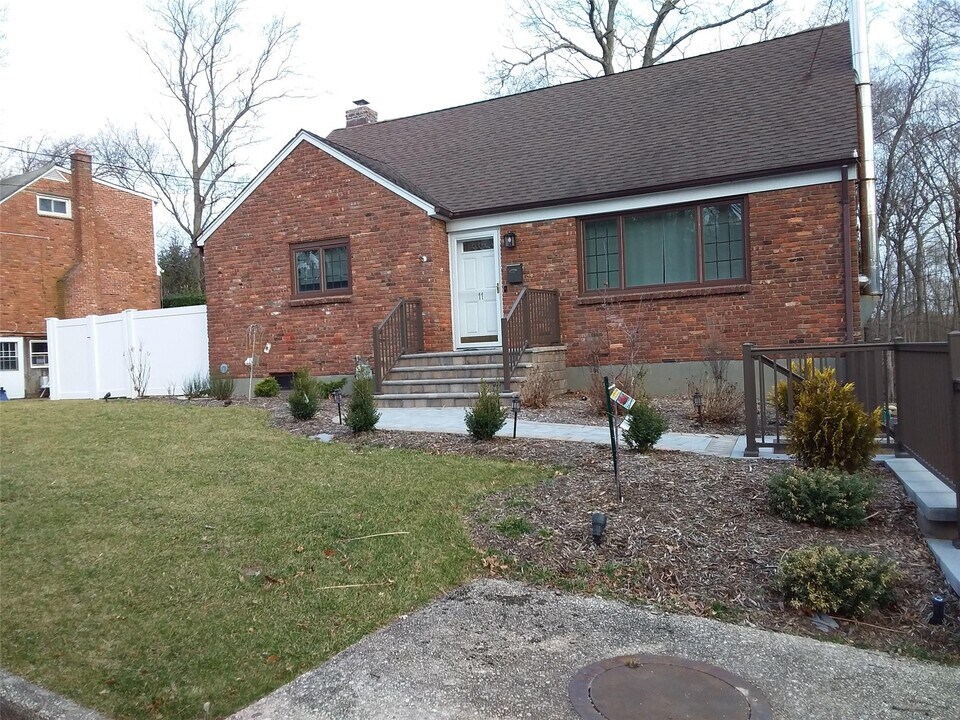 11 Tasman Ln in Huntington Station, NY - Building Photo