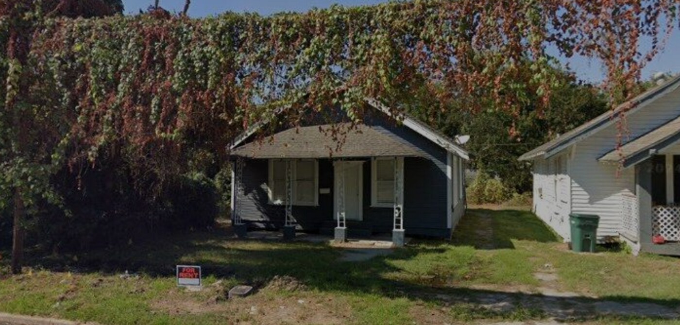 1380 Live Oak St in Beaumont, TX - Building Photo