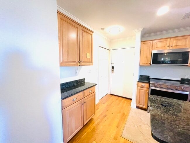 416 Medford St, Unit C8 in Boston, MA - Building Photo - Building Photo