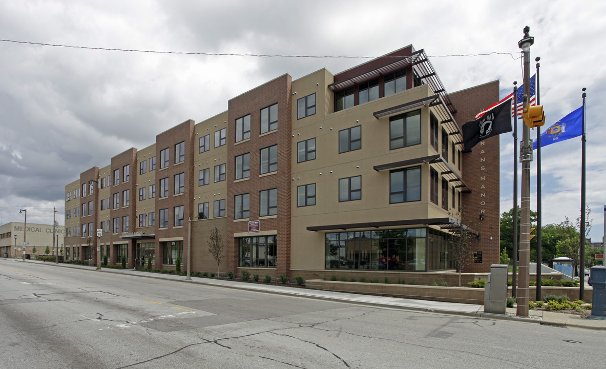 Veterans Manor in Milwaukee, WI - Foto de edificio