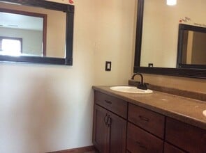 572 Elks Dr in Dickinson, ND - Building Photo - Building Photo