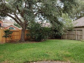 215 Heathbrook Ln in Houston, TX - Building Photo - Building Photo