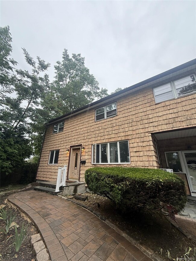 99 Searingtown Rd in Albertson, NY - Building Photo - Building Photo