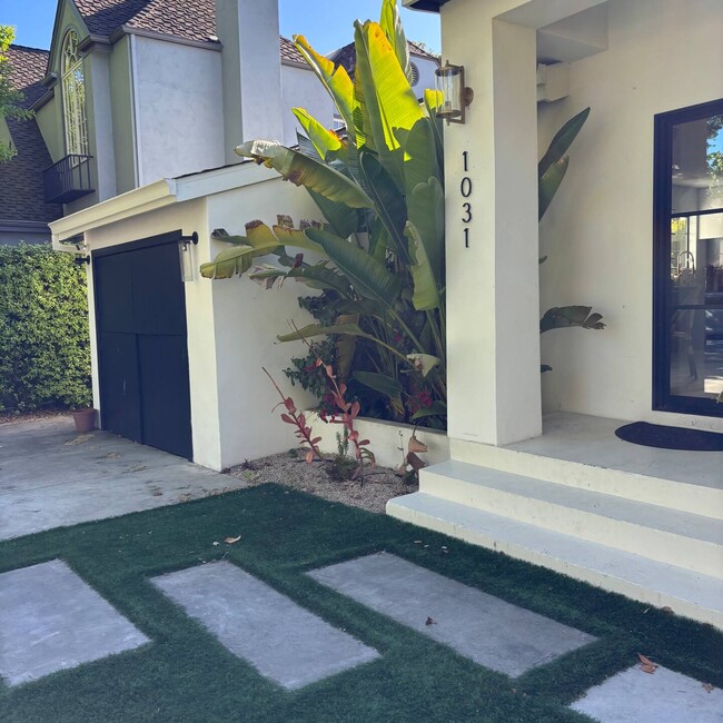 1031 Almanor Ave in Menlo Park, CA - Building Photo - Building Photo