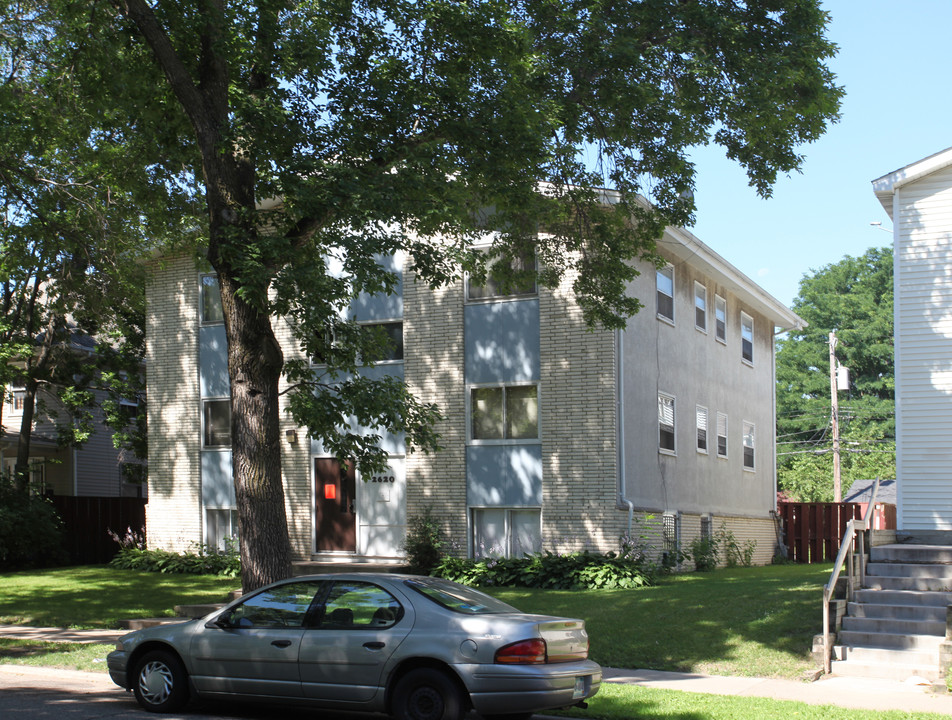 2620 S Cedar Ave in Minneapolis, MN - Building Photo