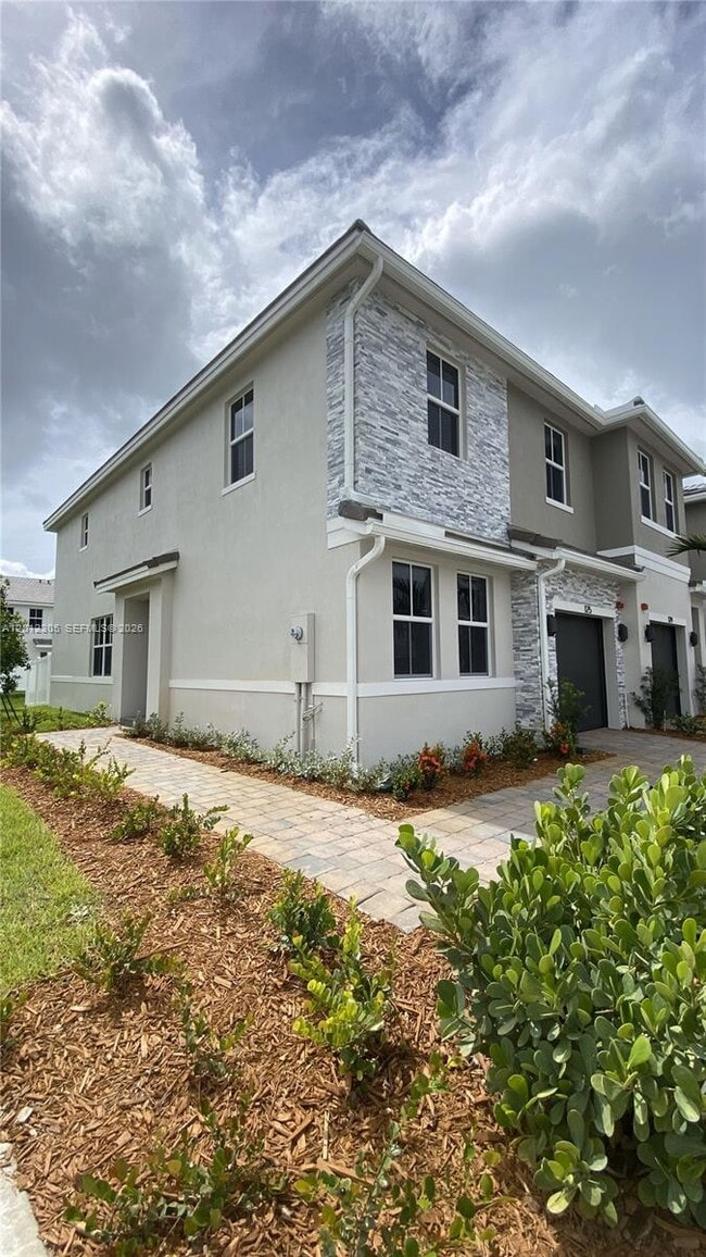 125 SW 171st Wy in Pembroke Pines, FL - Building Photo - Building Photo