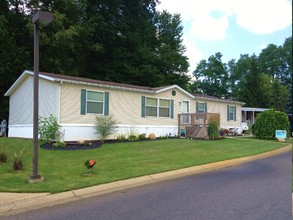 Cozy Mobile Home Community in Jackson, MI - Building Photo - Building Photo