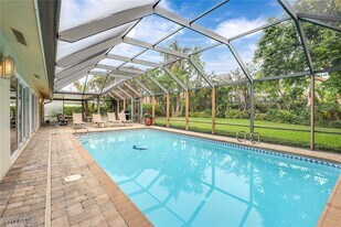 675 Harbour Dr in Naples, FL - Building Photo