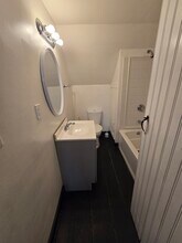 6 Dixon St, Unit 3 in Laconia, NH - Foto de edificio - Building Photo