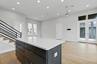 6201 Toscana Ave in Austin, TX - Foto de edificio - Building Photo