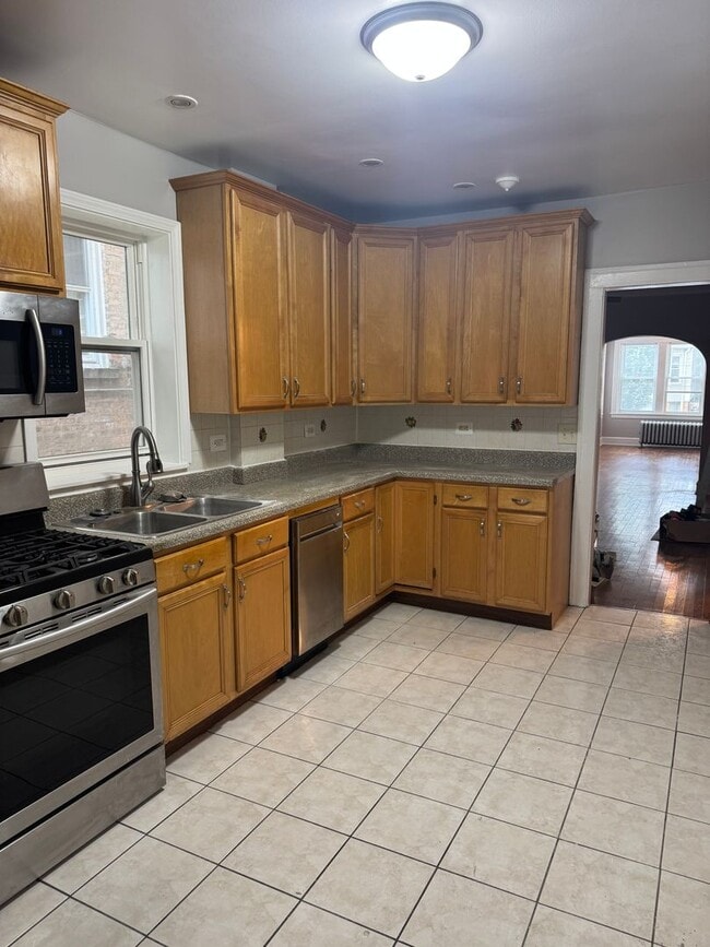 property at 2443 W Gunnison St