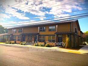 738 W Antler Ave in Redmond, OR - Foto de edificio - Building Photo