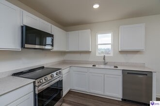 557 Pinehurst Dr in Vine Grove, KY - Building Photo - Building Photo