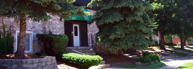 University Heights Apartments in Dekalb, IL - Building Photo - Building Photo