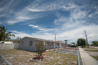 1120 12th Ave S in Lake Worth, FL - Building Photo - Building Photo