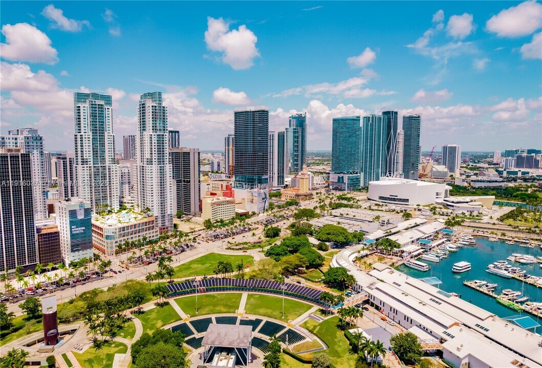 244 Biscayne Blvd, Unit 3703 in Miami, FL - Building Photo