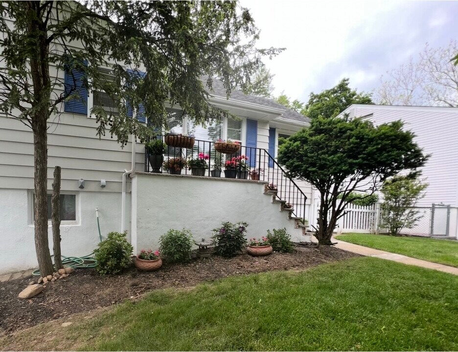 18 Porter Rd in West Orange, NJ - Building Photo