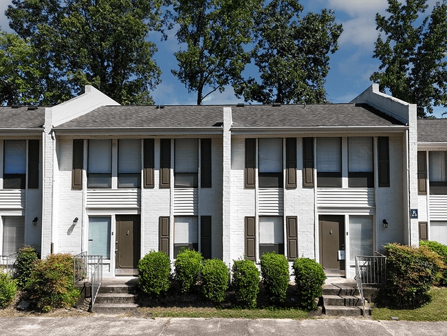 Quail Hollow Apartments in West Columbia, SC - Building Photo - Building Photo