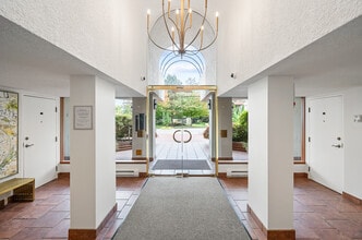 Metro Pointe Burnaby in Burnaby, BC - Building Photo - Building Photo