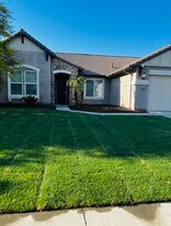 1830 W Berkshire Ln in Hanford, CA - Building Photo