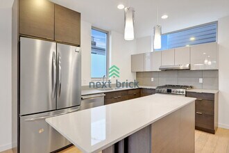 8353 18th Ave NW in Seattle, WA - Foto de edificio - Building Photo