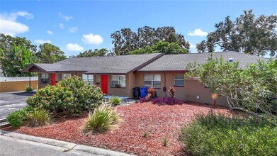 220 Southeast Jefferson Cir N in St. Petersburg, FL - Building Photo - Building Photo