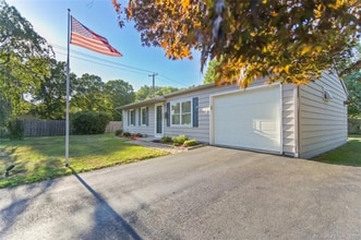 8 Indian Field Rd in Groton, CT - Foto de edificio - Building Photo