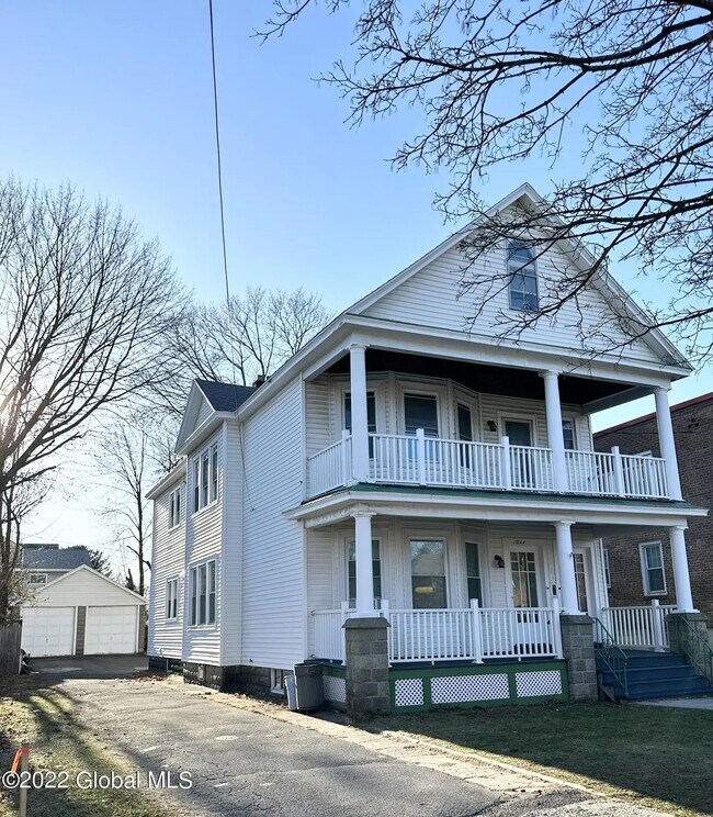 1064 Washington Ave in Albany, NY - Building Photo - Building Photo