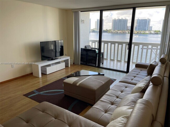 17900 N Bay Rd in Sunny Isles Beach, FL - Building Photo - Building Photo
