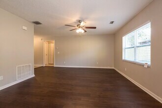 318 Regal Park Dr in Valrico, FL - Foto de edificio - Building Photo