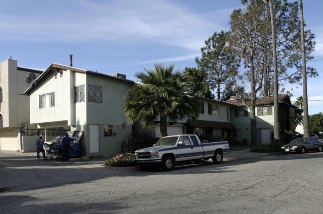 6424 Hazeltine Ave in Van Nuys, CA - Foto de edificio - Building Photo