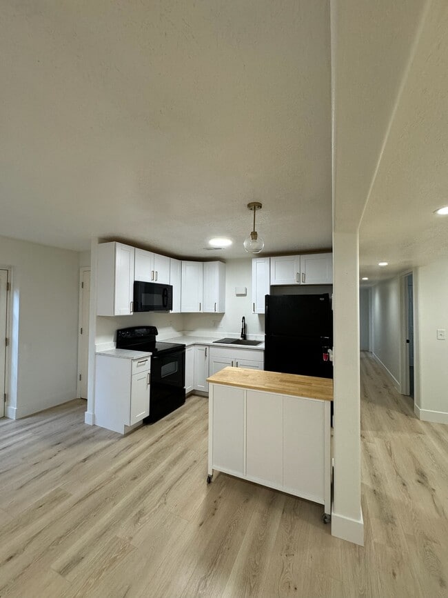 1218 Fort Dr, Unit Basement Apartment in Pleasant Grove, UT - Building Photo - Building Photo