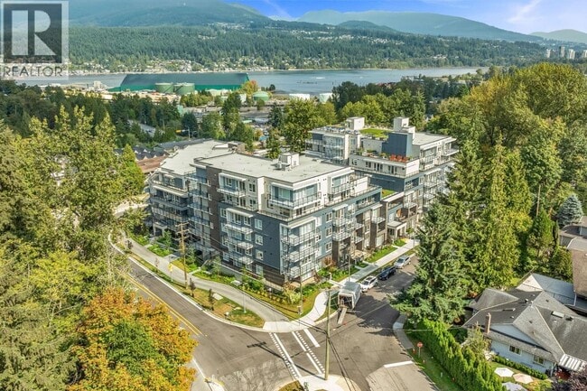 2002 St George St in Port Moody, BC - Building Photo - Building Photo