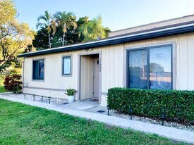 11883 Sturbridge Ln in Wellington, FL - Building Photo