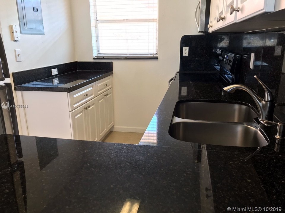 1100 W 35th St-Unit -27 in Hialeah, FL - Building Photo