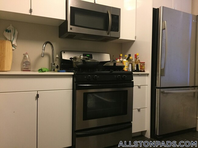 19 Greylock Rd, Unit left in Boston, MA - Building Photo - Building Photo