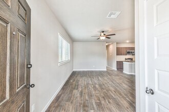 122 Wickersham-Unit -Unit B in Conroe, TX - Foto de edificio - Building Photo