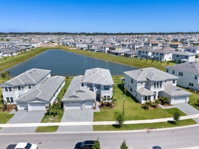 5356 Liberty Ln in Westlake, FL - Foto de edificio