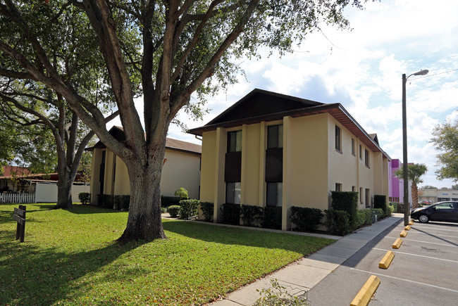 700 Avenue Q SE in Winter Haven, FL - Foto de edificio - Building Photo