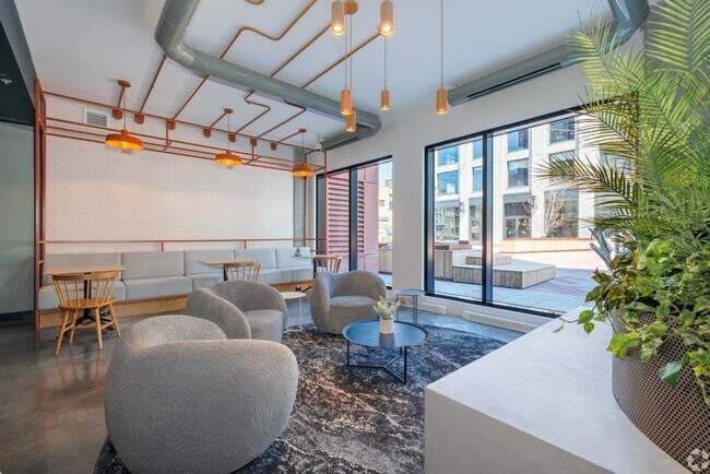 2114 Sainte-Catherine Rue E in Montréal, QC - Building Photo - Building Photo