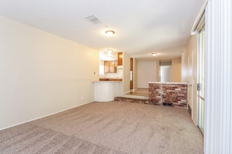 2808 Notre Dame Dr in Sacramento, CA - Foto de edificio - Building Photo