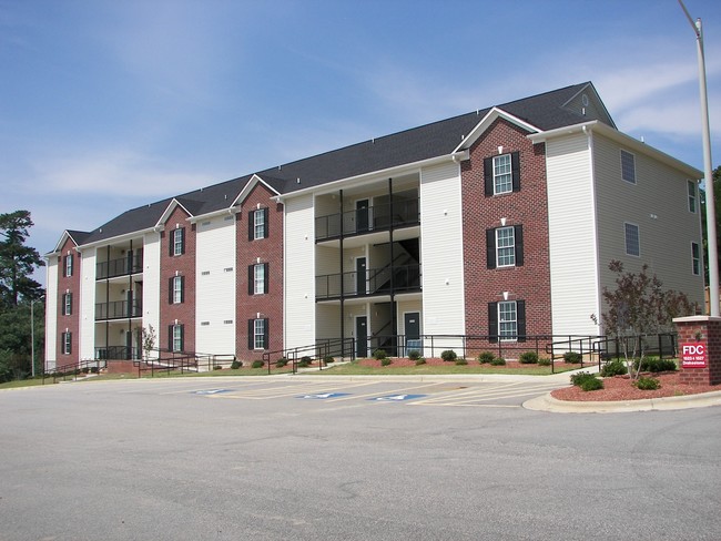 Village Chase Apartments in Fayetteville, NC - Foto de edificio - Building Photo