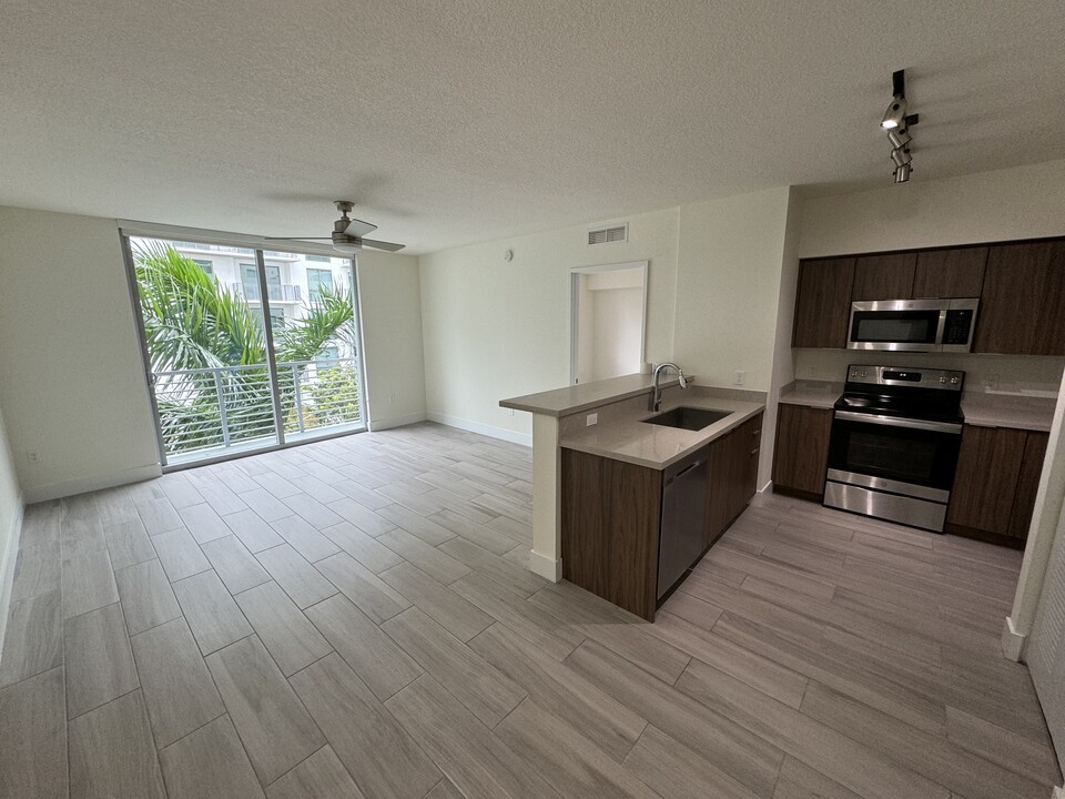 1152 NW 5th St, Unit C3 in Miami, FL - Building Photo